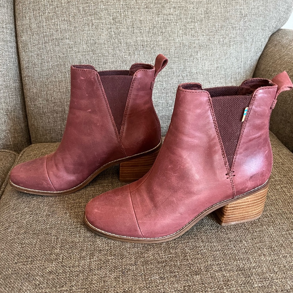 Tom’s leather pull on boot